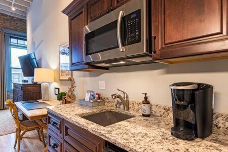 Hip Urban Loft - Small Town Charm - 124 Lofts #1 West Dundee Екстериор снимка